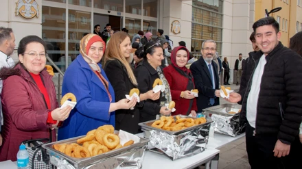 Selçuk Üniversitesinde öğrencilere pişi ve çay ikram edildi 